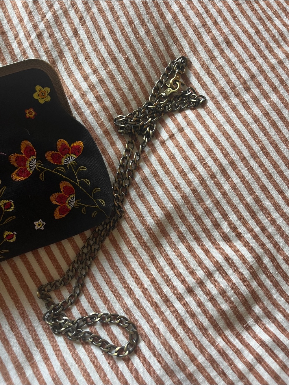 Embroidered Hummingbird Frame Clutch Bag - Black - Picture 4 of 4
